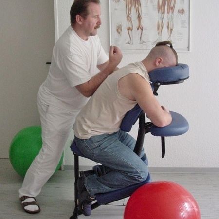 Otto Bossert behandelt einen Patienten mit einer Massage