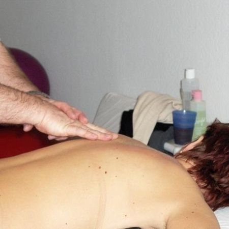 Nahaufnahme: Physiotherapeut Otto Bossert behandelt einen Patienten mit einer Rückenmassage