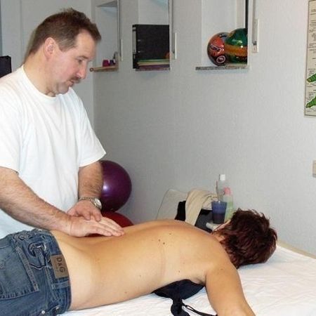 Physiotherapeut Otto Bossert behandelt einen Patienten mit einer Rückenmassage