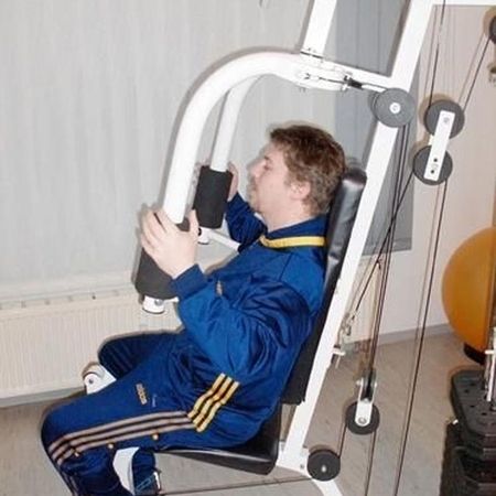 Ein Patient trainiert an eine Fitnessgerät